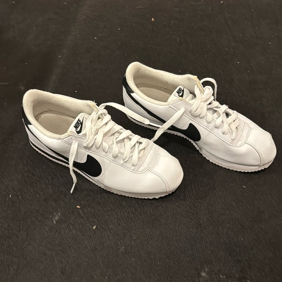 Nike Cortez Black and White leather. Men's 8; Women's 9.5. EUC - Picture 3 of 10